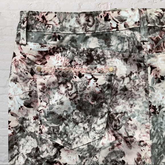 🌸Bandolino Karyn Capris Boyfriend Style Floral Crop Pants - Picture 9 of 15